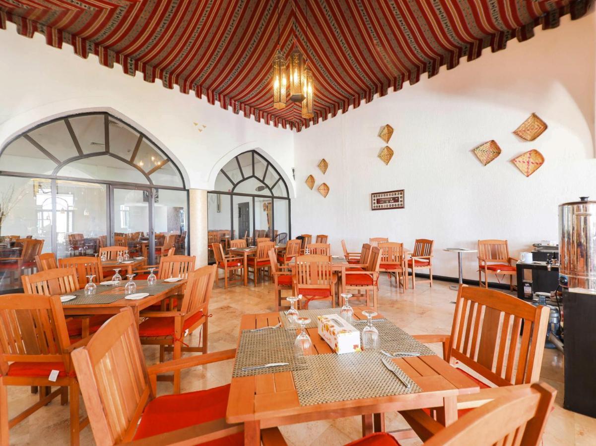 Capital O133 Al Sawadi Beach Resort & Spa Barka Esterno foto