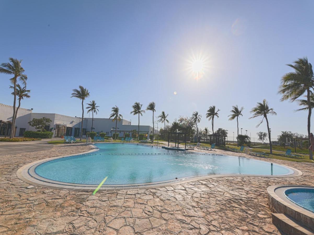 Capital O133 Al Sawadi Beach Resort & Spa Barka Esterno foto
